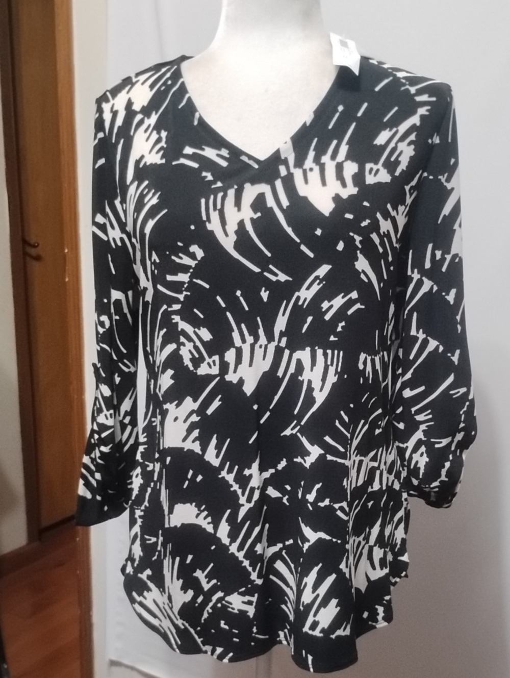 Chico's Black & White Abstract V-Neck Roll Tab Sleeve Tunic Top NWT